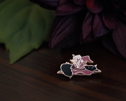 Sleepy Cat Familiar Hat Gold Hard Enamel Pin